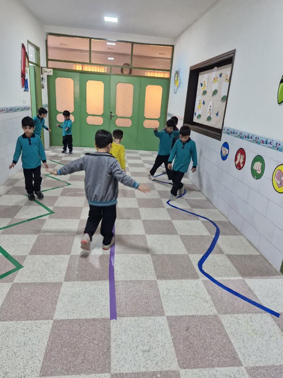 بازی می کنم که یاد بگیرم!