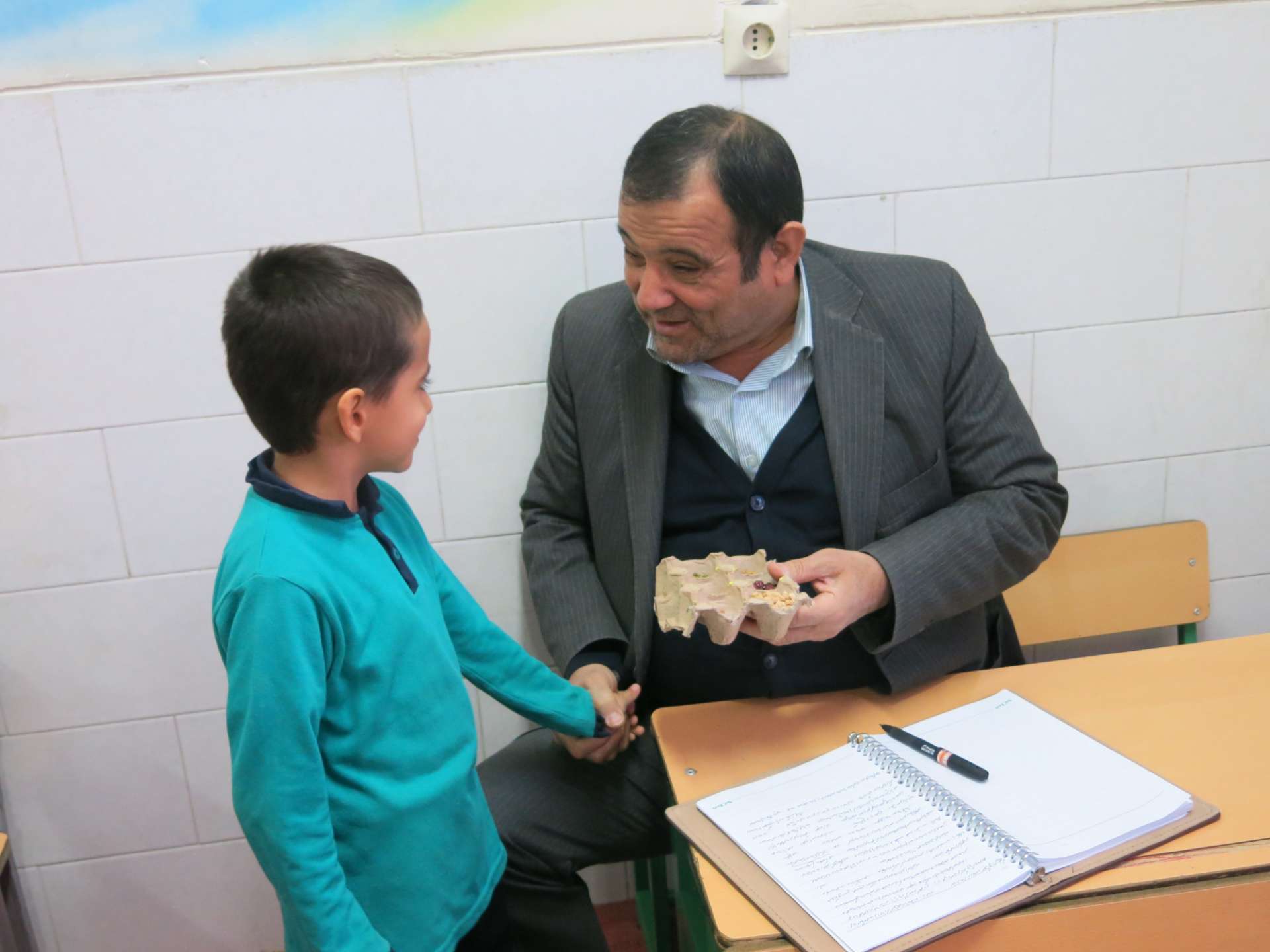 بازدید مهندس سفید و دیگر مسئولین مجتمع از پیش دبستانی و دبستان مهندس افضلی پور